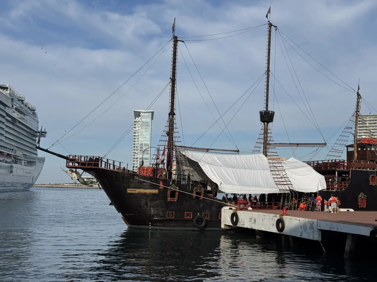 Tierra de Piratas, Tour de Día